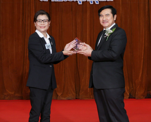 Pat receiving award • Koh Samui Language & Vocational School